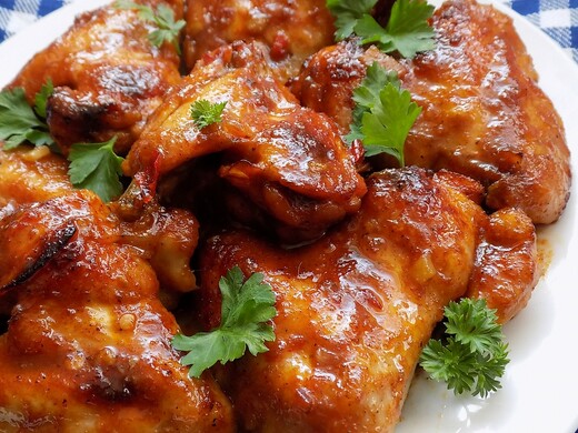 14.04.2026 Pikantní kuřecí křidélka, šťouchané brambory