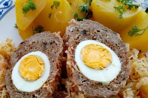 17.04.2026 Pštrosí vejce s bramborem, zelný salát